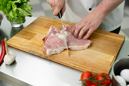 大厨在木板上切肉工作鱼片厨房男性桌子蔬菜职业烹饪女士牛肉图片