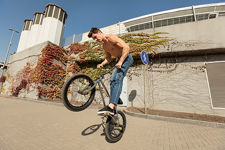 青少年BMX骑手在公园表演诡计风险男生小轮车乐趣娱乐骑士车轮速度活动航班图片
