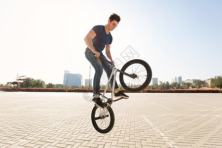 在城市风景背景下 街上跳跃的马车骑手的街道肖像青年乐趣青少年行动活动诡计特技娱乐杂技空气图片