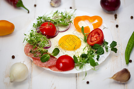 桑威奇配有炒鸡蛋 西红柿 青菜和萝卜芽 微绿色健康食品图片
