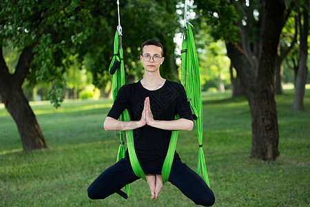 抗重力瑜伽 男人在公园练瑜伽姿势工作室身体哈达生活孩子平衡吊床健身房女性图片