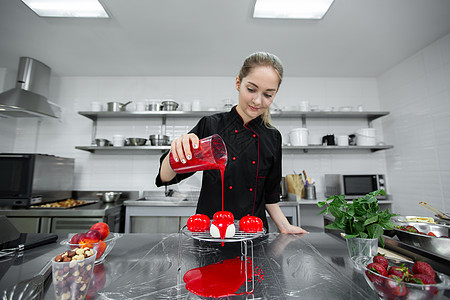 用镜子玻璃做慕斯蛋糕的过程 冷冻的镜子在蛋糕上加冰霜甜点糕点餐厅厨师手工烹饪派对糖果商食物奶油图片
