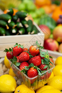 蔬菜水果蔬菜店柜台上的草莓托盘异国情调店铺营养柠檬橙子季节果汁篮子黄瓜图片