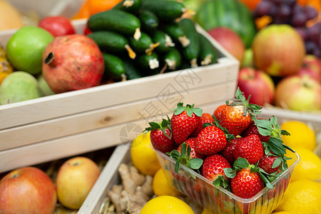 蔬菜水果蔬菜店柜台上的草莓托盘市场食物篮子销售橙子黄瓜热带店铺季节奇异果图片