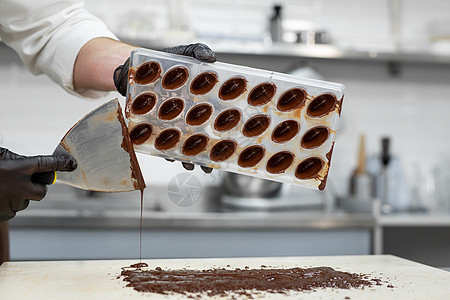 厨师或大厨在专业厨房里做甜巧克力女士美食面包可可食物蛋糕手工糖果糕点模具图片