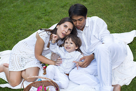 在绿草坪上的公园里 一个幸福家庭的家庭野餐草地孩子女孩水果父亲女性女士婴儿午餐男生图片