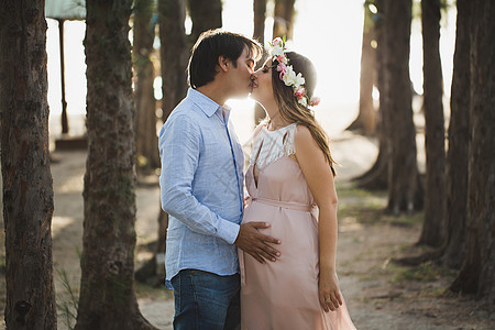 有吸引力的年轻夫妇 怀孕的母亲和快乐的父亲女士成人婴儿丈夫森林夫妻幸福父母母性肚子图片