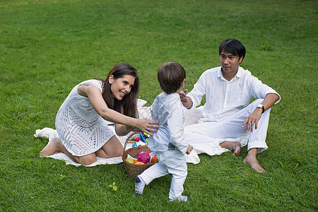 快乐的家庭在美丽的夏日 在公园放松的快乐家庭儿子男生女性孩子幸福农村假期母亲成人童年图片