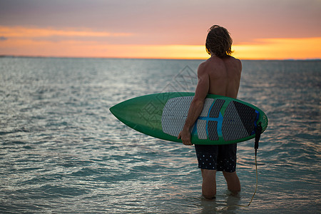 太阳日落背景的休眠板冲浪手图片