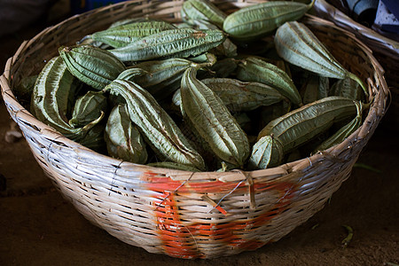 毛里求斯印度市场螺旋篮子中的翼豆(Wicker篮)图片
