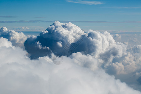 飞机窗外美丽的蓝色云层自由地平线晴天旅行天空天线阳光天气空气气氛图片