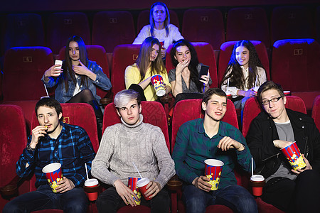 朋友们坐在电影院看电影 吃着爆米花 喝着加气的甜水 电影和娱乐概念闲暇女朋友礼堂座位眼镜观众女孩男人友谊青少年图片