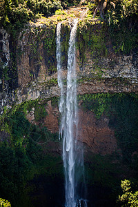 瀑布流进毛里求斯火山口的火山坑 国家公园查马雷尔热带国家太阳蓝色石头冒险溪流假期旅游环境图片