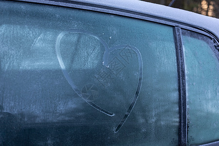 冬季冻结的灰色车窗上的心脏符号图片