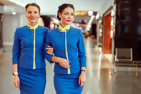 女乘务员在机场手臂上站着的女空姐图片