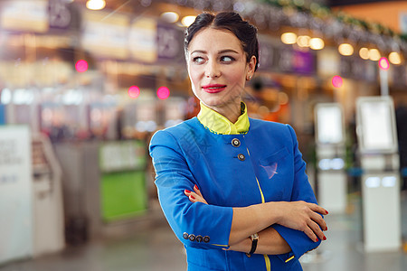 站在机场终端站的女空姐或空姐成人航空服务员运输空气国际女性工作工人旅行背景图片