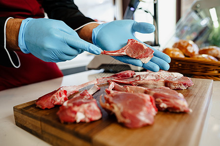 附近的屠夫 在屠宰场里放生羊排食物羊肉木板围裙牛扒柜台鱼片标志男人营养图片