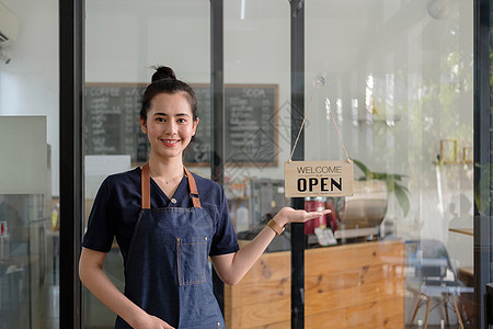 微笑的亚洲女性创业成功的小企业主在咖啡店餐厅的画像 女咖啡师咖啡馆老板 中小企业企业家卖家经营理念图片