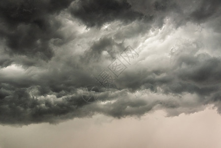 乌云在暴风雨前笼罩天空天堂天气状况气候戏剧危险下雨层云雷雨气象图片