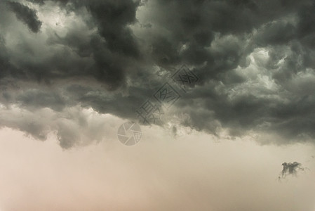 乌云在暴风雨前笼罩天空戏剧云景气氛下雨危险天气气象风暴气候戏剧性图片