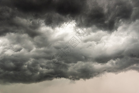乌云在暴风雨前笼罩天空季节飓风天气积雨危险戏剧性灾难风暴气候气象图片
