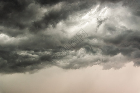 乌云在暴风雨前笼罩天空蓝色场景天堂雷雨灾难季节下雨飓风风暴气候图片