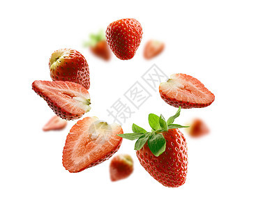 在白色背景上漂浮的草莓莓红色绿色叶子团体宏观悬浮甜点收藏食物空气图片
