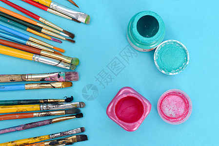 一组蓝色背景的旧刷子和油漆罐水彩工作室团体教育工具工艺艺术艺术家画家绘画图片