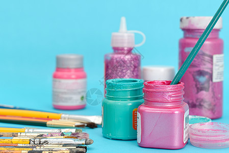 一组蓝色背景的旧刷子和油漆罐染色绘画团体画家工作室工具艺术水彩画笔工作图片