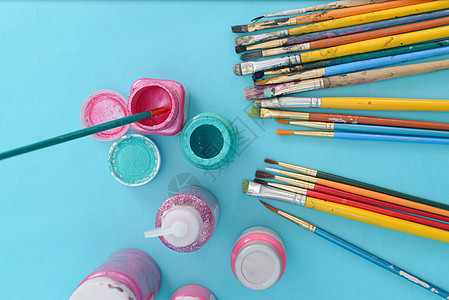 一组蓝色背景的旧刷子和油漆罐绘画工作室画家工作工艺艺术画笔染色水彩教育图片