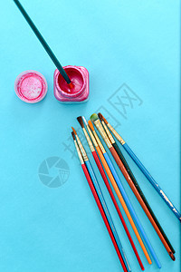 一组蓝色背景的旧刷子和油漆罐画家染色水彩工艺工作绘画教育画笔工具爱好图片