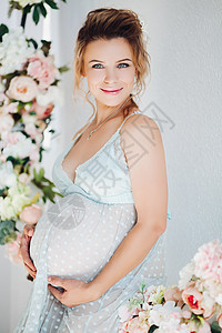 穿着内衣着怀孕的感官 肚子肿胀 微笑女性孩子父母蓝色母性妈妈工作室手指婴儿腹部图片