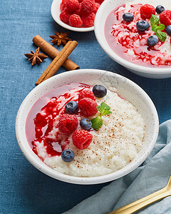 大米布丁 法国牛奶米甜点加草莓 蓝莓 浆果 果酱图片