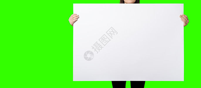 美丽的女人在绿屏背景上持有空白的招牌 适合您的元素工程 添加文本复制空间海报木板女性工人广告牌商务人士广告成功推介会图片
