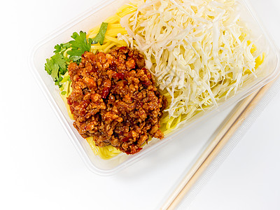 带酱汁的意大利面条用塑料包装将食品带回家红色盒子美食托盘蔬菜筷子图片