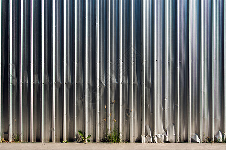 围在施工场地周围的金属板围栏灰色镀锌床单金属条纹瓦楞边界工业盘子图片