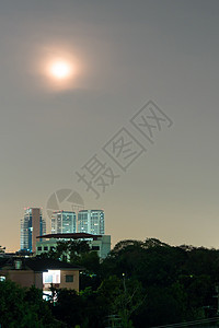 晨光照耀日光和高楼的光辉日出橙子阳光天空建筑城市背景图片