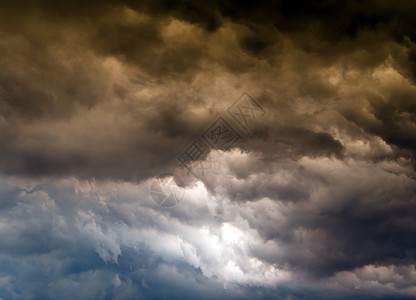暴风雨来临前的黑暗云和天空力量风暴危险飓风灰色多云场景天气雷雨黑色图片