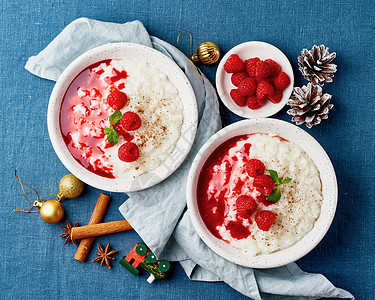 大米布丁 圣诞食物 法国牛奶大米甜点和草莓 深色背景图片