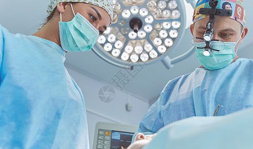 在手术室工作的外科医生医院操作治疗手术医疗保险疼痛临床医师护士女士图片