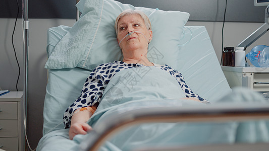 患有疾病并接受IV滴滴袋药物治疗的妇女外科退休成人管子诊断卫生重症药物房间帮助图片