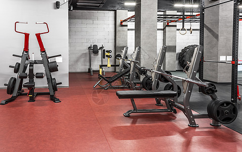 在宽敞 光亮 空体操场内地 各种增强动力设备 用于体育训练的特殊现代锻炼机 运动 健身图片