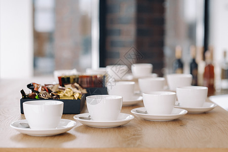 白茶杯和盘子放在桌上的白茶杯飞碟制品早餐菜肴咖啡咖啡店桌子工作室陶瓷厨房图片