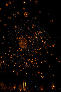 Yee Peng节的浮灯 泰国三赛佛教佛像的浮灯漂浮节日气球庆典橙子灯笼家庭仪式旅行新年图片