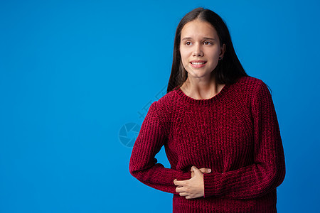 有肚子痛的年轻女孩 被蓝色背景孤立腹泻女性便秘白色医疗症状药品疾病腹部痛苦图片