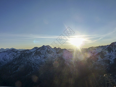 瓦勒塞纳莱斯山和带有冰川的雪河谷全景建筑师天空教会图书馆诗人假期推介会滑雪板寂寞旅行图片