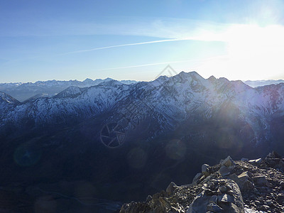 在阳光明媚的日子里 山和雪河谷的瓦勒塞纳莱斯全景森林图书天空诗人建筑师图书馆滑雪板冰川岩石教会图片