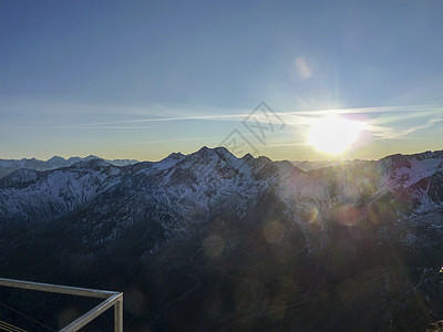 瓦勒塞纳莱斯山和带有冰川的雪河谷全景教会岩石图书图书馆旅行山脉森林假期建筑师作者图片