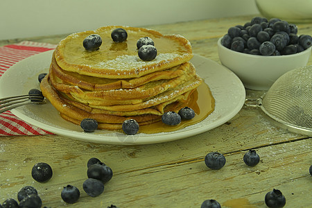 薄煎饼堆叠上的红糖浆和新鲜蓝莓 有选择的焦点糕点饼子营养浆果午餐面包水果烹饪早餐糖浆图片