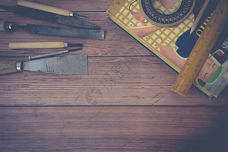 杂工用的工具在木头背景上工人职业统治者桌子工艺工作工匠房子材料木匠图片